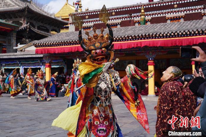 圖為塔爾寺僧侶進(jìn)行“跳欠”儀式?！●R銘言 攝