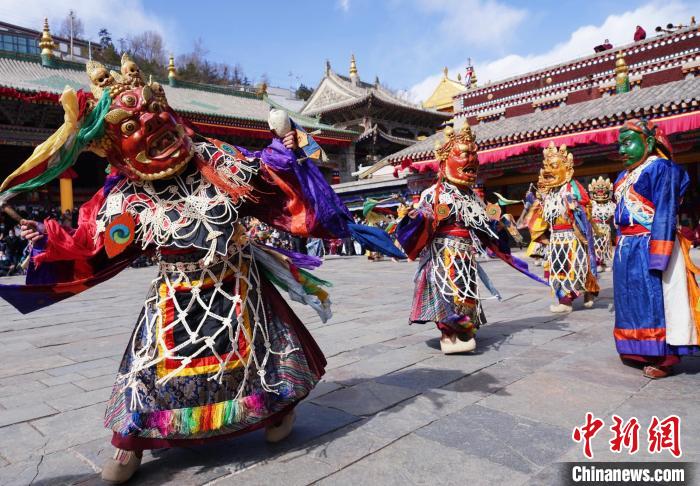 圖為塔爾寺僧侶進行“跳欠”儀式?！●R銘言 攝