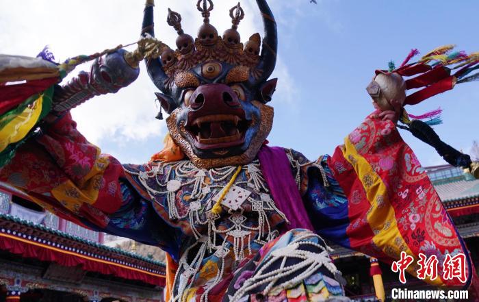 圖為塔爾寺僧侶進行“跳欠”儀式?！●R銘言 攝