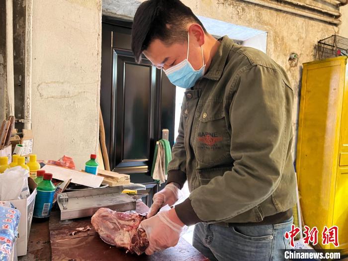 圖為雪豹“奶爸”史壽軍正在準備投喂雪豹的食材?！●R銘言 攝