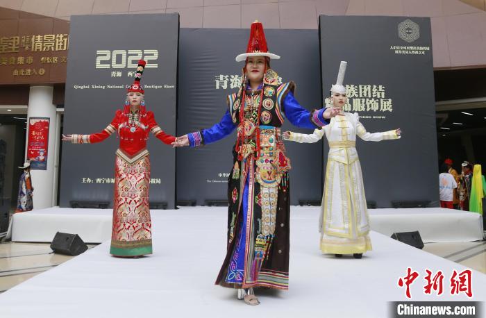 圖為模特展示蒙古族服飾。　馬銘言 攝