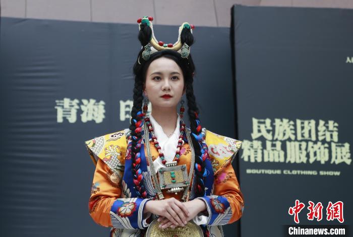 圖為模特展示藏族服飾。　馬銘言 攝