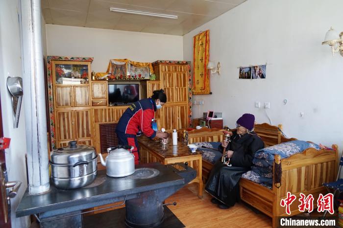 圖為敬老院護(hù)工為老人打掃屋內(nèi)衛(wèi)生?！●R銘言 攝