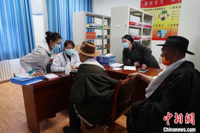 圖為骨科醫(yī)生為敬老院老人們進(jìn)行集中檢查?！●R銘言 攝
