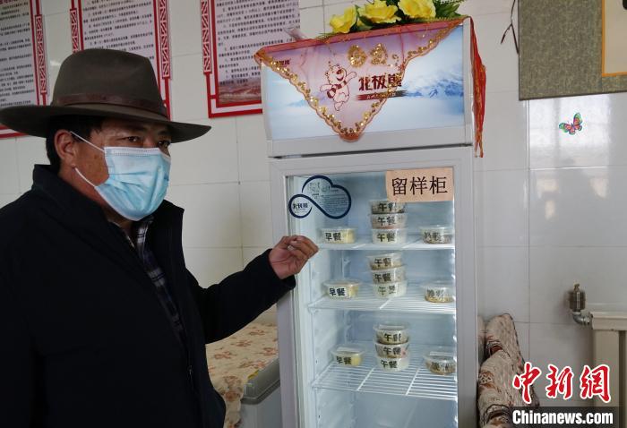 圖為敬老院院長(zhǎng)德高介紹，老人們的三餐均有留樣記錄?！●R銘言 攝