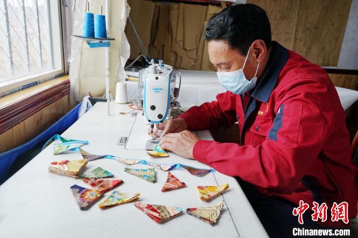 圖為工人正在制作藏式手工藝品?！●R銘言 攝