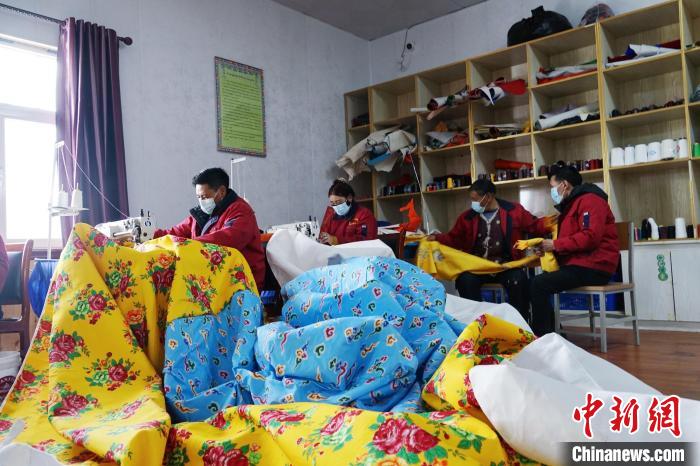 圖為工人們正在制作帳篷。　馬銘言 攝
