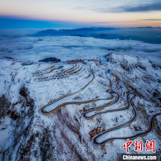 雪后的牛背山山頂和崎嶇的公路?！±顒P 攝