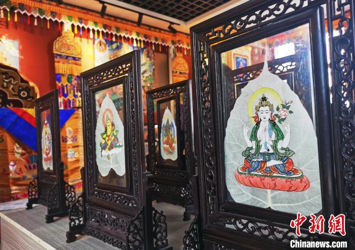 圖為久美尖措創(chuàng)作的藝術(shù)品?！?zhí)砀?攝