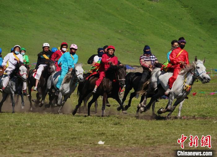 圖為選手進(jìn)行3000米賽馬比賽?！●R銘言 攝