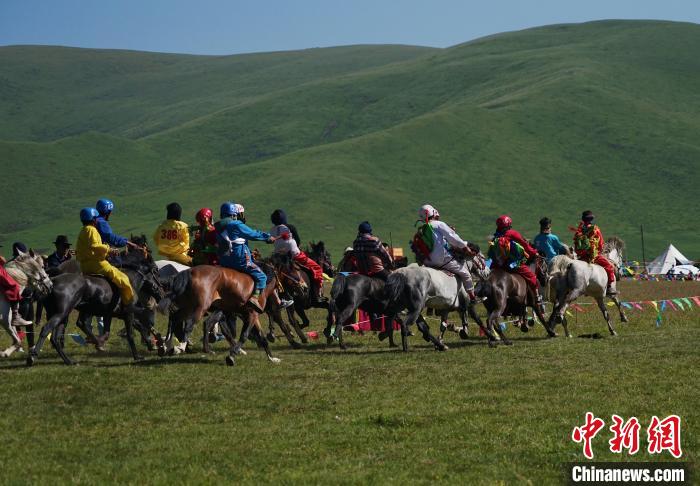 圖為選手進行3000米賽馬比賽?！●R銘言 攝