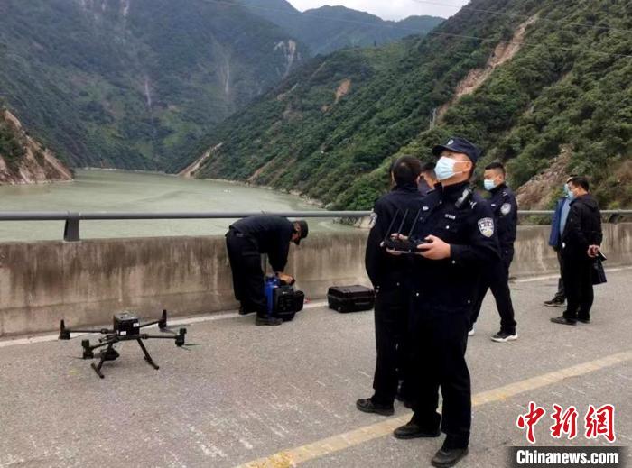 民警組成的搜尋隊(duì)利用無(wú)人機(jī)在震區(qū)開(kāi)展空中巡查。　甘孜州公安局供圖