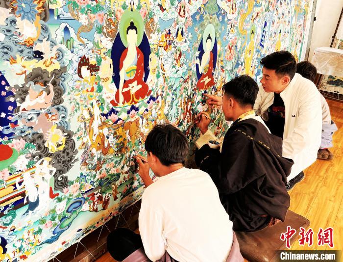 青海唐卡藝術(shù)小鎮(zhèn)：“勞模畫師”師帶徒，文化扶貧富一方