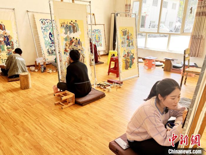 圖為畫室內(nèi)學(xué)徒練習(xí)繪畫唐卡。　馬文莉 供圖