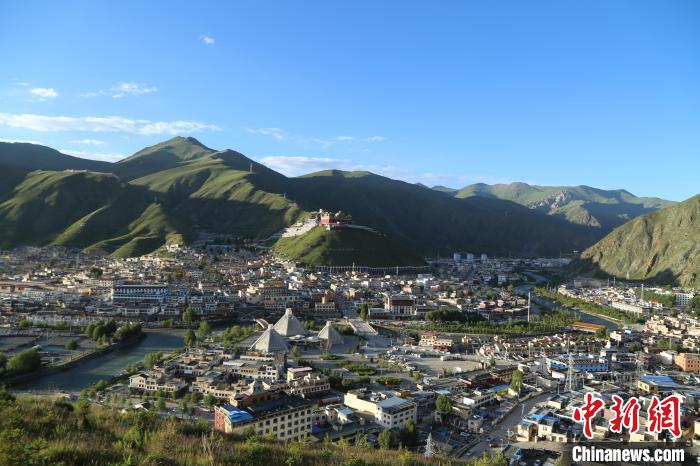 圖為航拍玉樹市?！∮駱涫形麄鞑抗﹫D