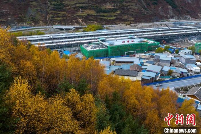 正在建設(shè)的成蘭鐵路松潘站。　劉忠俊 攝