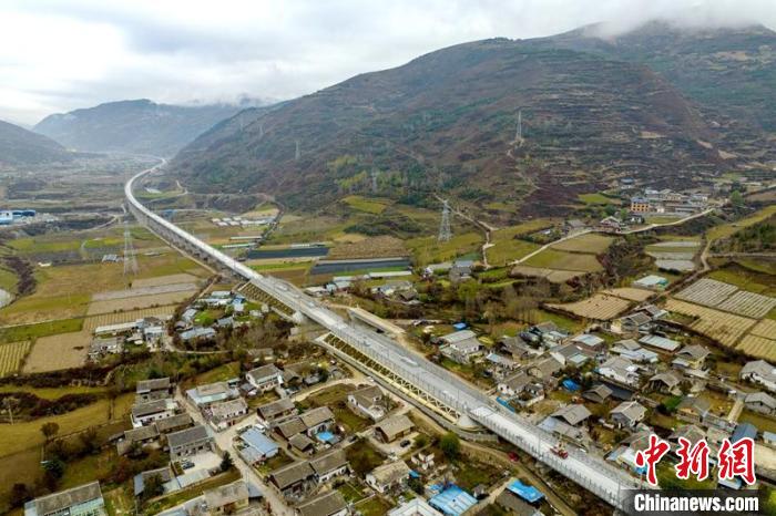 成蘭鐵路松潘右所屯岷江雙線特大橋?！⒅铱?攝