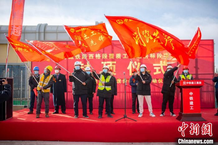 圖為封頂儀式現(xiàn)場(chǎng)。　浩爾娃 攝