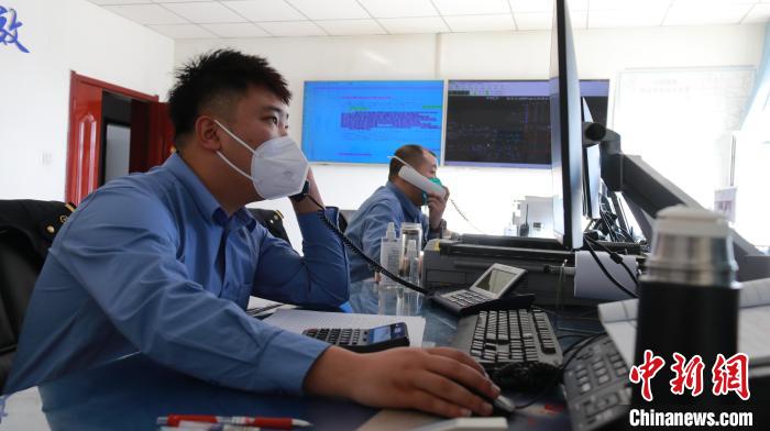 圖為貨運(yùn)調(diào)度人員與外勤工作人員聯(lián)系掌握車輛裝載情況?！±钌?攝