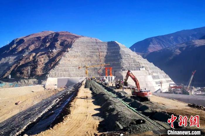 巴塘水電站大壩封頂現(xiàn)場?！≈袊材艿谌こ叹止﹫D