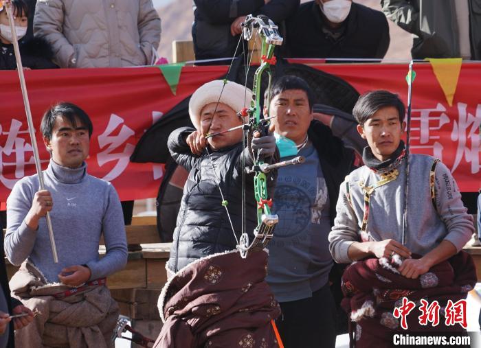 圖為藏族民眾比拼射箭技藝?！●R銘言 攝