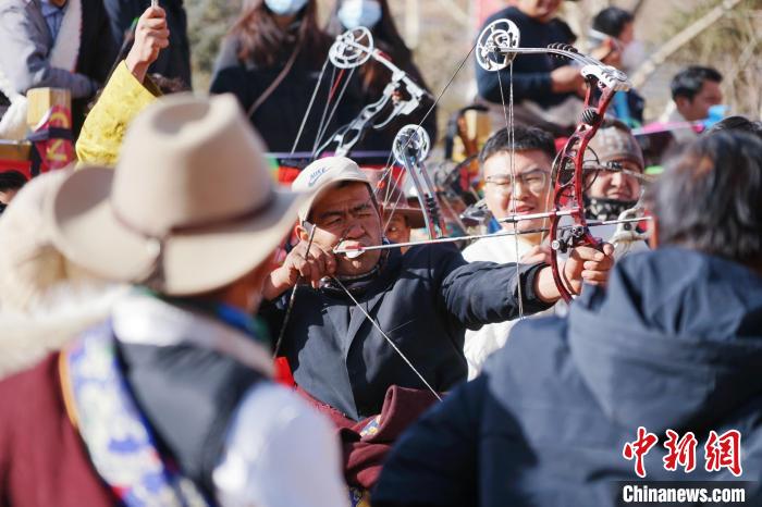圖為藏族民眾比拼射箭技藝?！●R銘言 攝