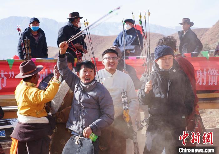 圖為藏族民眾跺腳歡呼慶祝弓箭手射中靶心?！●R銘言 攝
