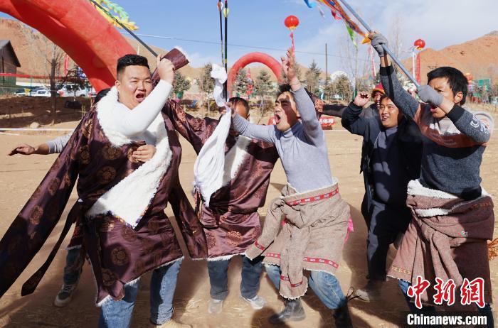 圖為藏族民眾跺腳歡呼慶祝弓箭手射中靶心?！●R銘言 攝