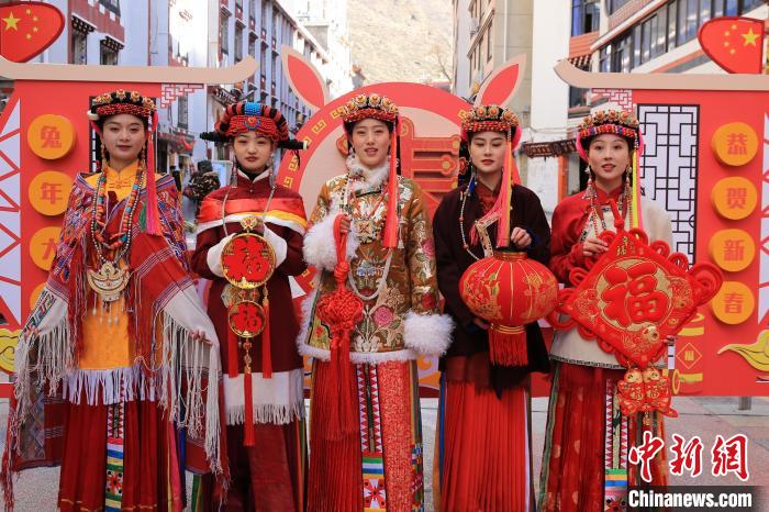 丹巴美女送祝福，迎新年。　李永安 攝