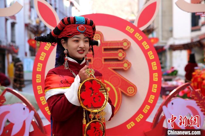 身著嘉絨藏族服飾的丹巴女孩送祝福?！〖o 攝