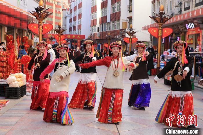 丹巴女孩在街頭跳起歡快歌舞迎接新年到來(lái)?！〖o 攝
