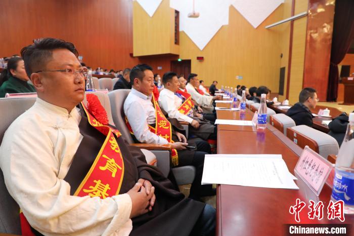 圖為玉樹(shù)州民族團(tuán)結(jié)進(jìn)步創(chuàng)建工作推進(jìn)會(huì)現(xiàn)場(chǎng)?！『F龍 攝