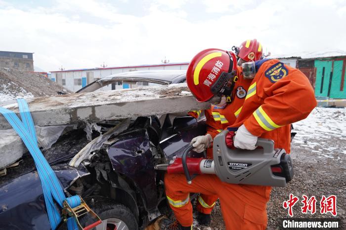 圖為地震實(shí)戰(zhàn)拉動(dòng)現(xiàn)場(chǎng)，參演人員進(jìn)行車輛破拆?！∮駱湎拦﹫D