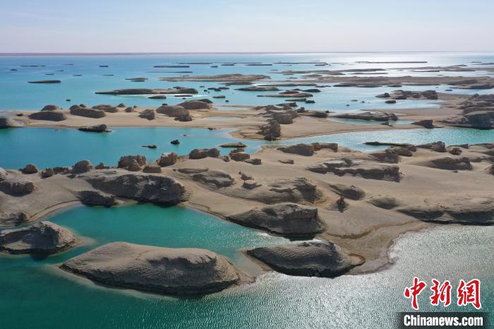 航拍青海大柴旦烏素特水上雅丹奇特景觀?！●R銘言 攝