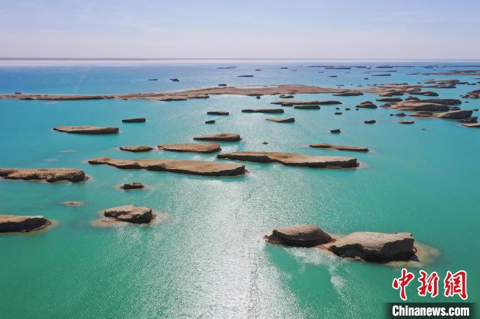 航拍青海大柴旦烏素特水上雅丹奇特景觀?！●R銘言 攝