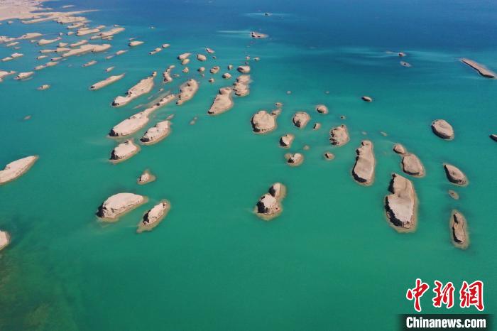 航拍青海大柴旦烏素特水上雅丹奇特景觀?！●R銘言 攝