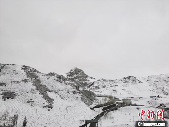 圖為青海省東南部的青沙山區(qū)域銀裝素裹?！?zhí)砀?攝
