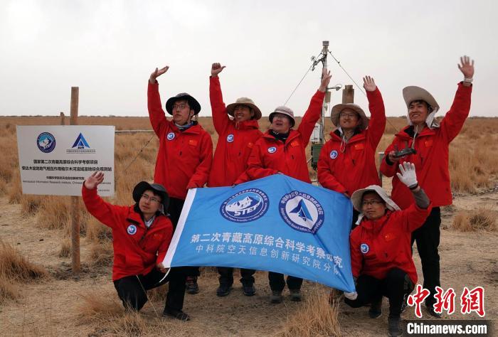 經(jīng)過不懈努力，格爾木濕地站終于建成，第二次青藏科考中科院空天院分隊(duì)向航拍無人機(jī)揮手合影?！?lt;a target='_blank' href='/'><p  align=
