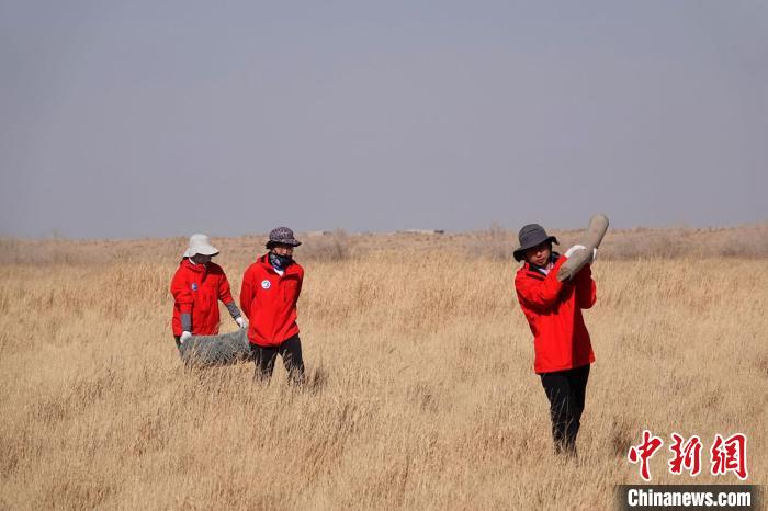 格爾木濕地站建設(shè)過程中，第二次青藏科考中科院空天院分隊(duì)隊(duì)員化身搬運(yùn)工，在高原上開展體力勞動(dòng)。　<a target='_blank' href='/'><p  align=