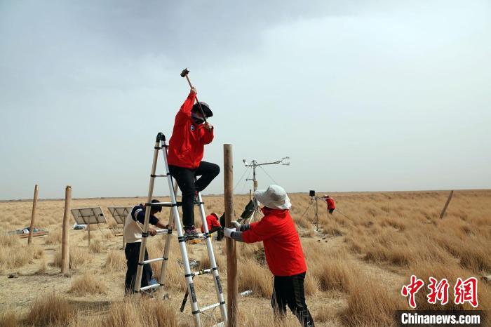 格爾木濕地站建設(shè)過程中，第二次青藏科考中科院空天院分隊(duì)隊(duì)員揮錘安裝防護(hù)欄。　<a target='_blank' href='/'><p  align=