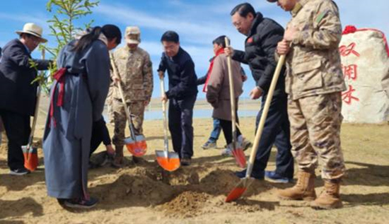保護(hù)黃河干支流域生態(tài)，軍地共建“雙擁林”防護(hù)帶。四川省退役軍人事務(wù)廳供圖