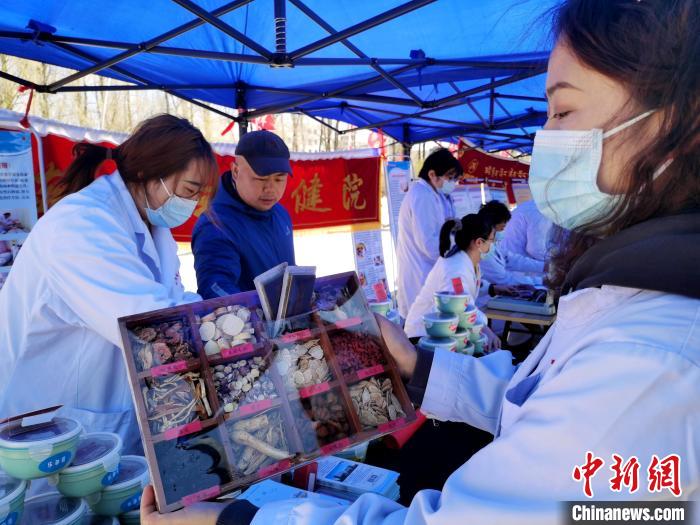 圖為中藥展示。　張?zhí)砀?攝