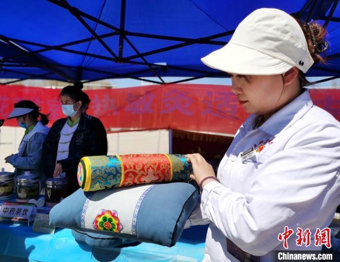 圖為青海省互助縣的中藥枕頭。　張?zhí)砀?攝