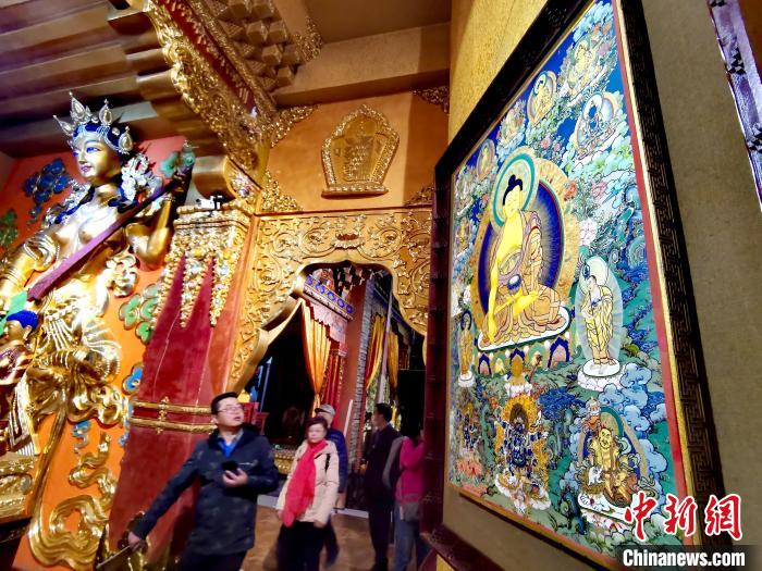 圖為仁俊畫院內(nèi)的唐卡。　張?zhí)砀?攝