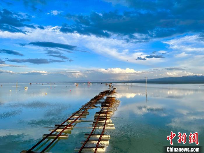 圖為茶卡鹽湖景區(qū)風(fēng)光。　劉洋 攝