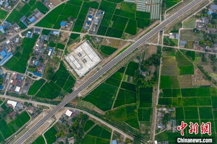 空中俯瞰綿竹牽引變電所和川青鐵路成黃段鐵路線?！⒅铱?攝