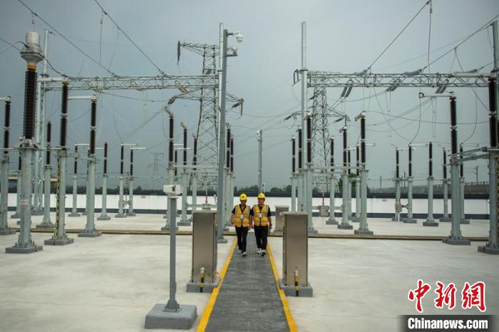 工作人員正在綿竹牽引變電所內(nèi)巡查設(shè)備受電運(yùn)行情況?！⒅铱?攝