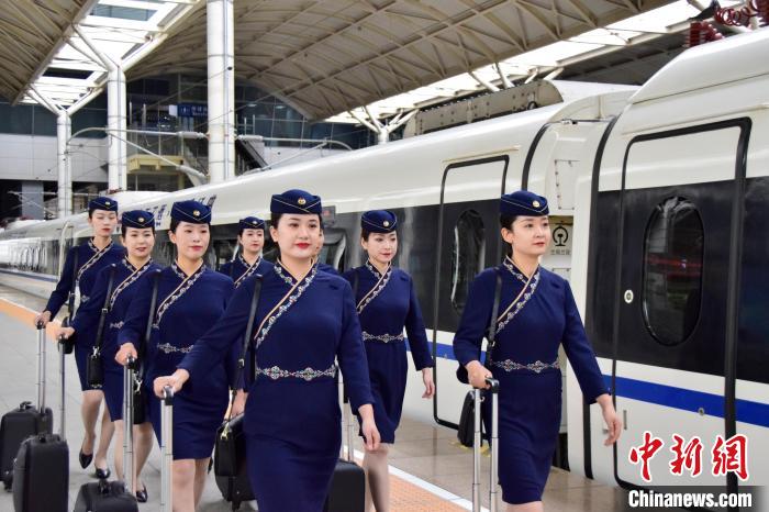 圖為青藏鐵路西格段“復(fù)興號(hào)”動(dòng)車組乘務(wù)員新制服亮相。　東科力加 攝