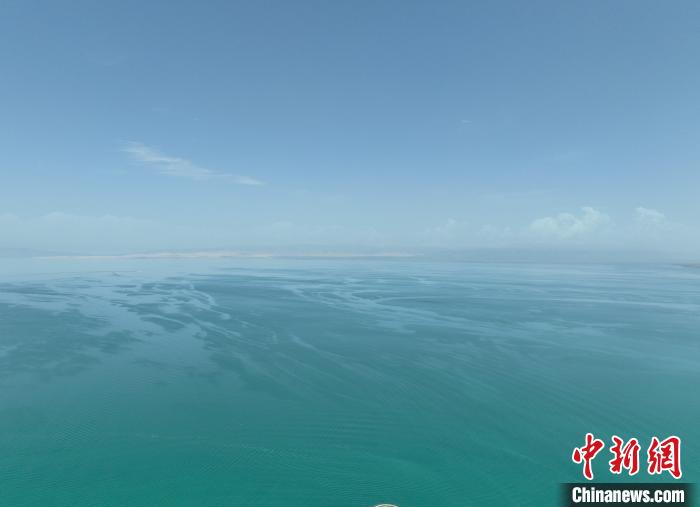 圖為航拍仲夏時(shí)節(jié)，青海湖水天一色。　祁增蓓 攝