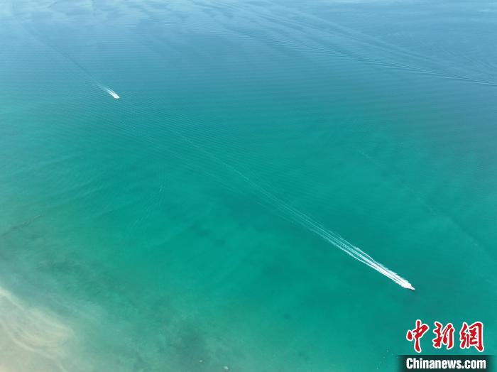 圖為航拍仲夏時(shí)節(jié)，青海湖湖水碧波蕩漾?！∑钤鲚?攝